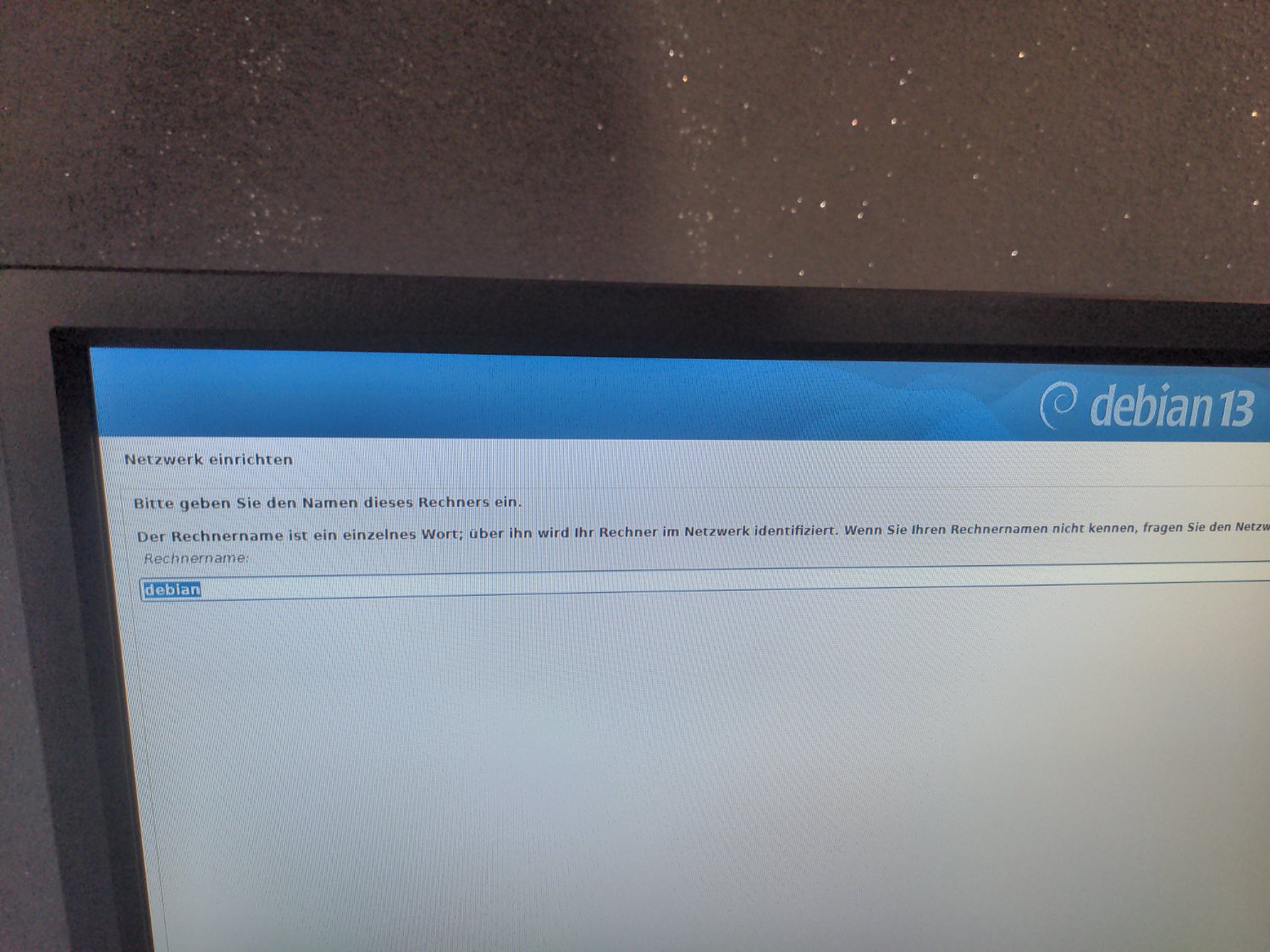 Foto von Debian 13 Installation, Hostname ist auszuwählen
