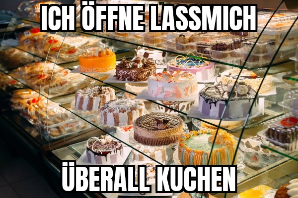 Ganz viele Torten in einer Auslage. Darauf der Text "Ich öffne Lassmich, überall Kuchen"