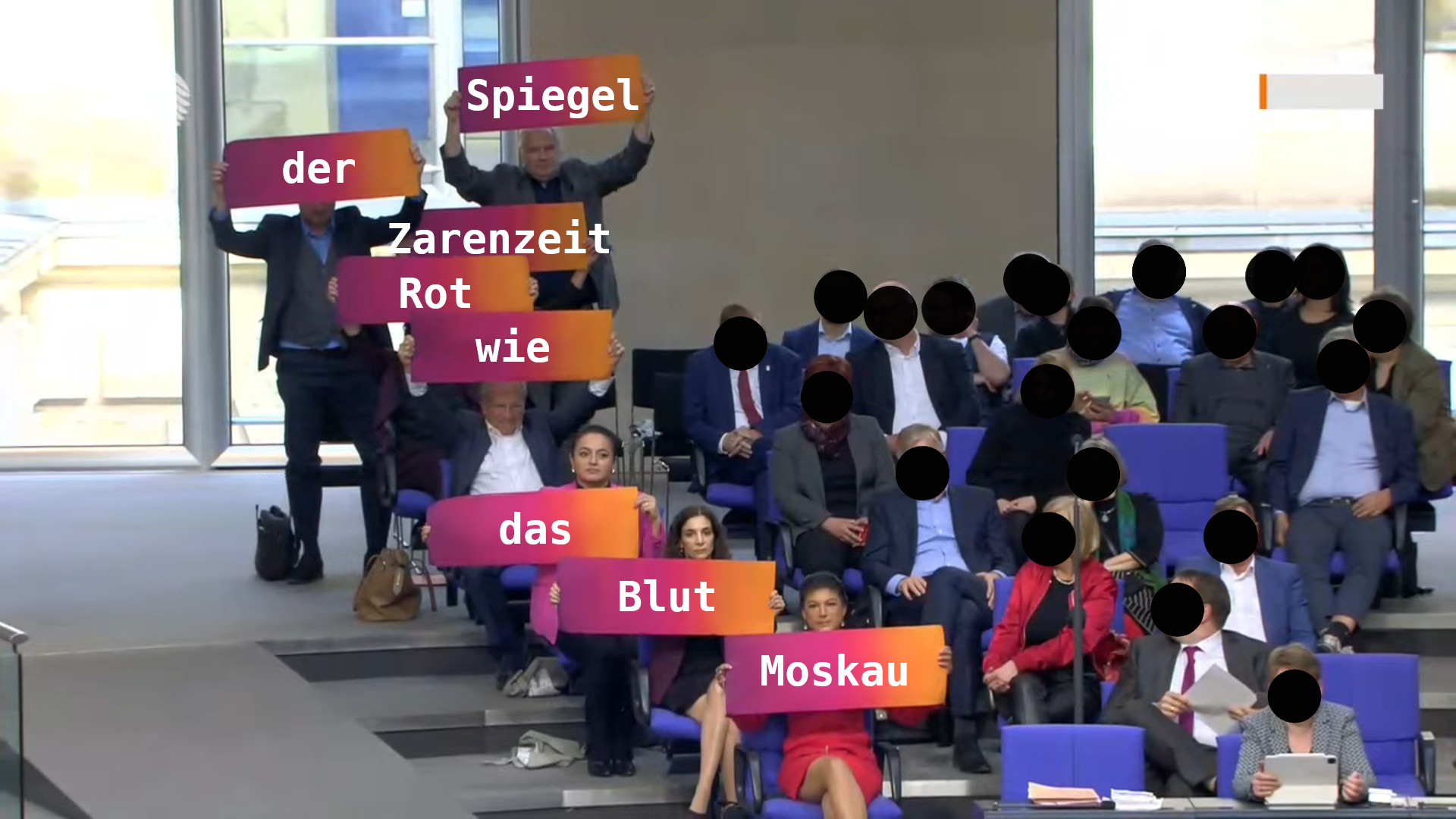 Mitglieder des BSW halten im Plenum des Bundestags Schilder vor und über sich. Dadurch ergibt sich „Spiegel der Zarenzeit - Rot wie das Blut - Moskau“. Die Gesichter von nicht beteiligten Personen sind unkenntlich gemacht. Die Beschriftung entspricht nicht dem Original, es handelt sich um Satire.